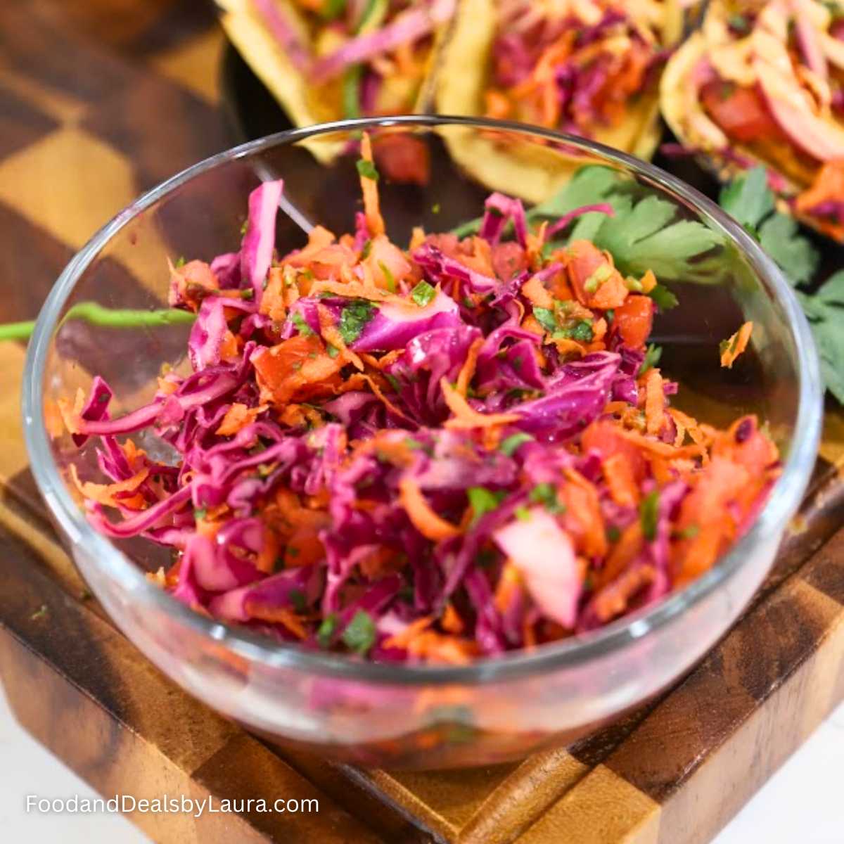 Ensalada de col morada y cebollitas encurtidas, el topping perfecto para tacos de pescado