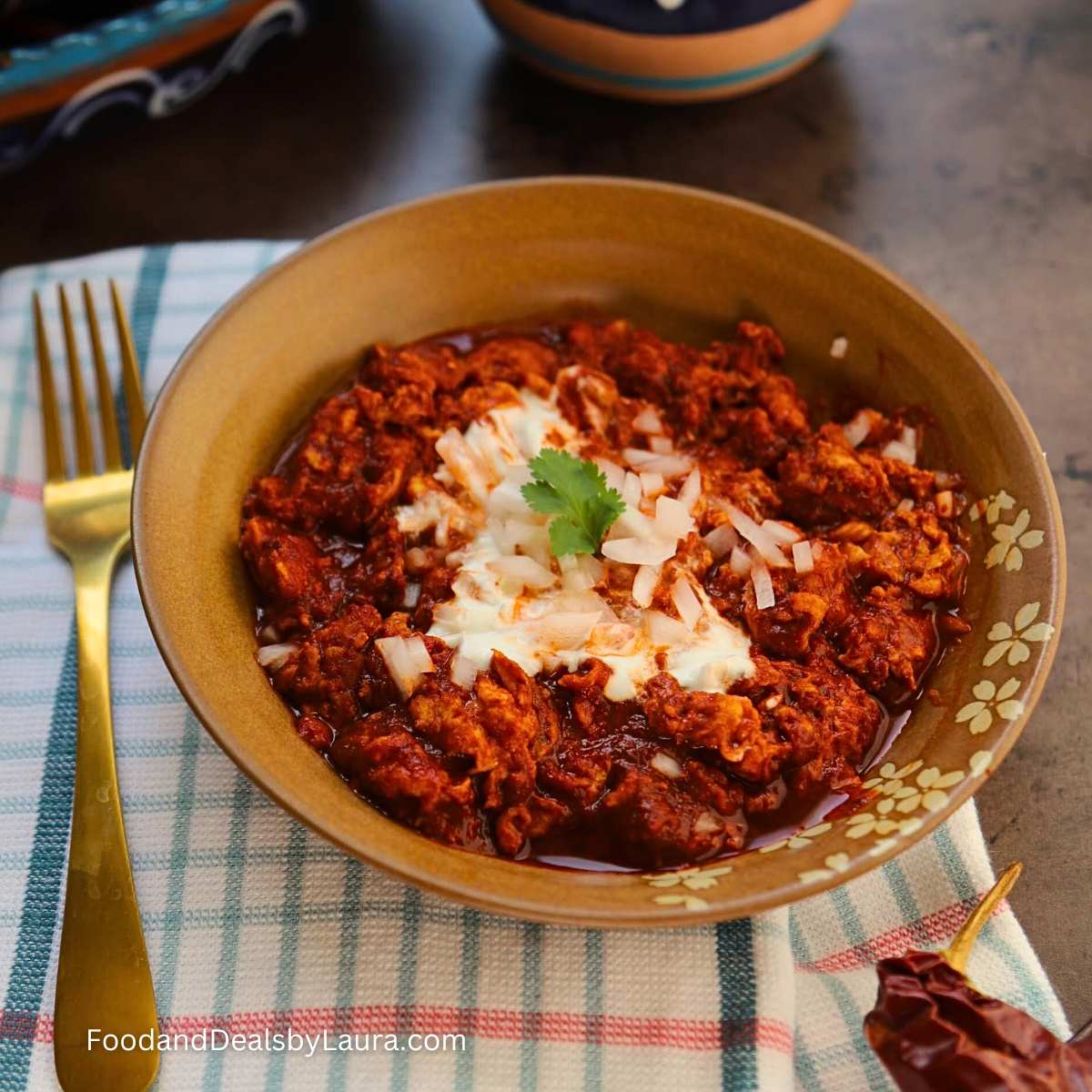 Huevos ahogados en chile colorado